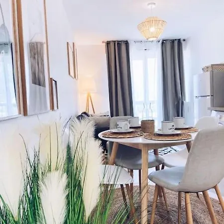 Superbe: Parking Gratuit + Wifi + Balcon Lägenhet